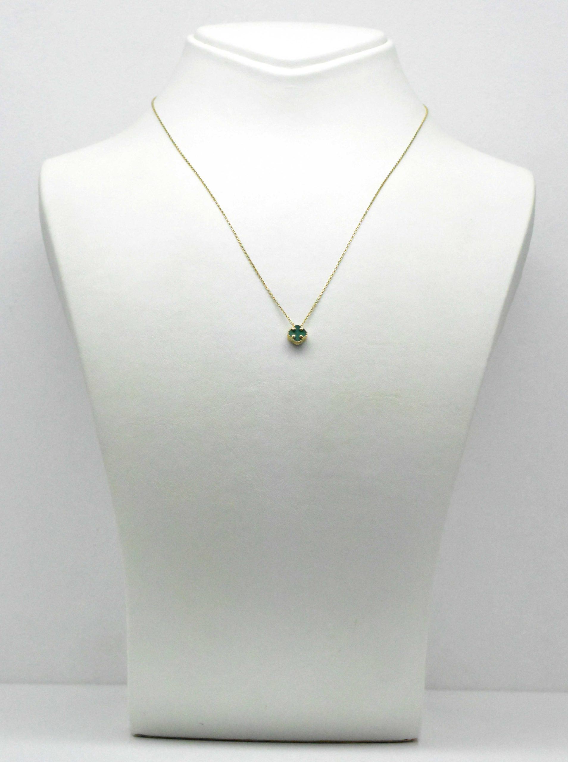 Златно колие Clover Green 14К върху бял бюст