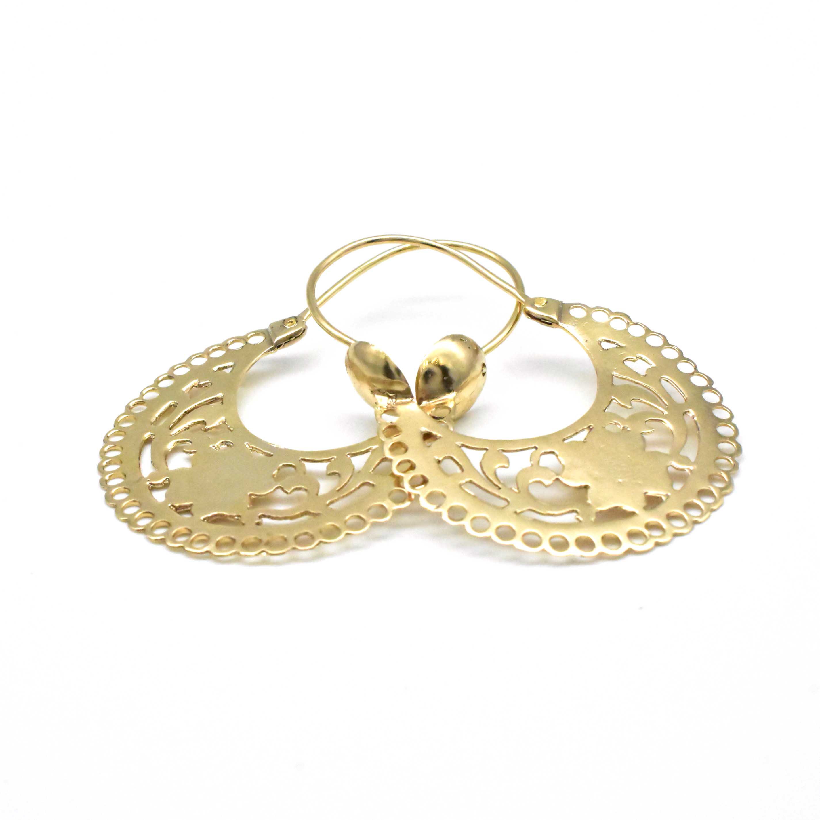 Детайл на златни обеци Filigree 14К – ажурен дизайн