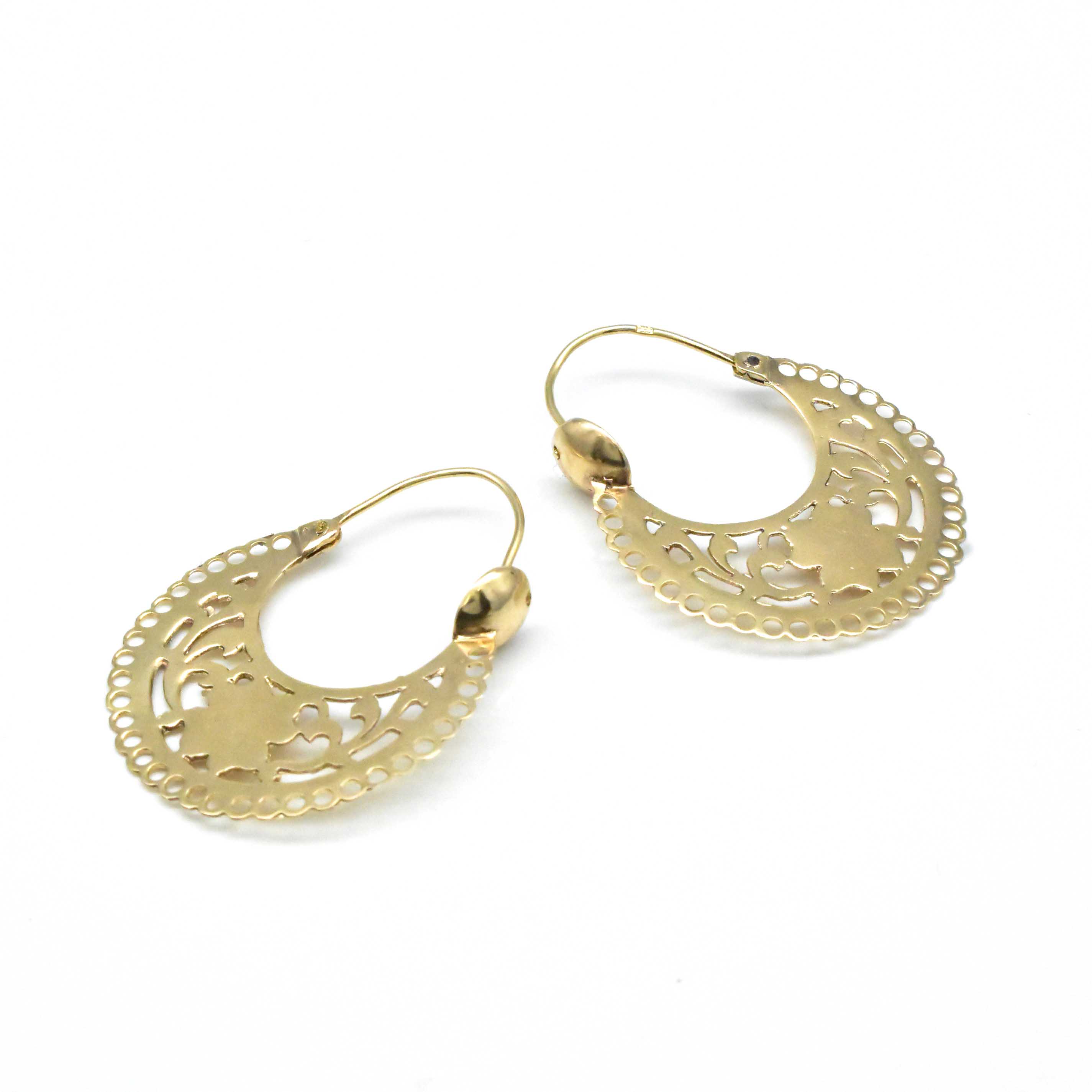 Детайл на ажурни златни обеци Filigree 14К